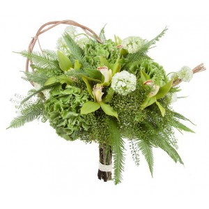 Декоративная композиция с зелеными гортензиями