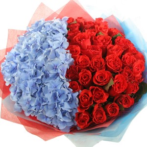 Цветочная композиция с гортензиями и розами