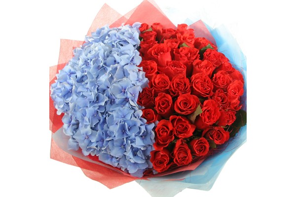 Цветочная композиция с гортензиями и розами