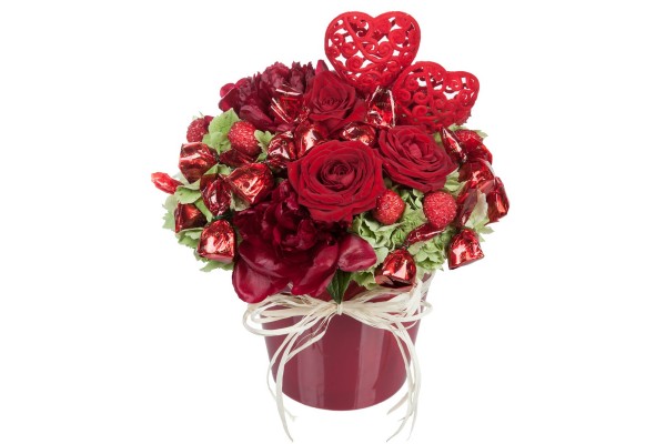 Красная декоративная композиция с зелеными гортензиями