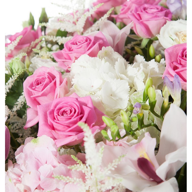 Цветочная композиция из роз, орхидей и гортензий