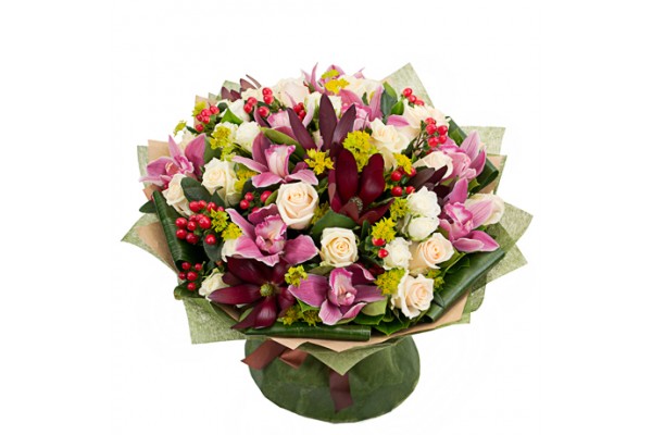 Букет из розовых орхидей с розами