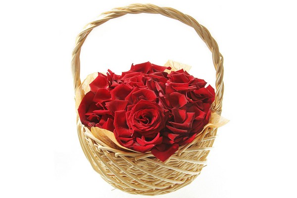 Корзинка с лепестками красных роз