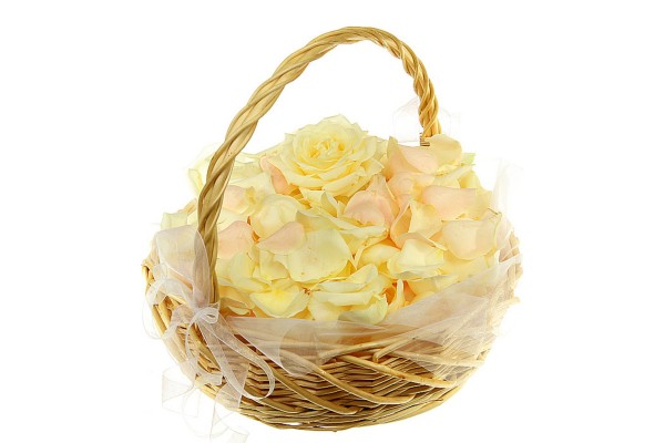 Корзинка с лепестками розовых и белых роз