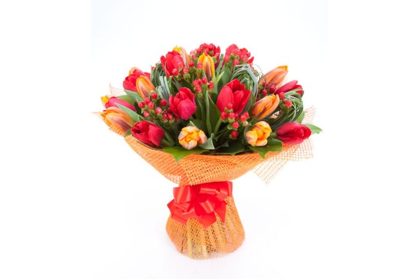 Букет из разноцветных тюльпанов 